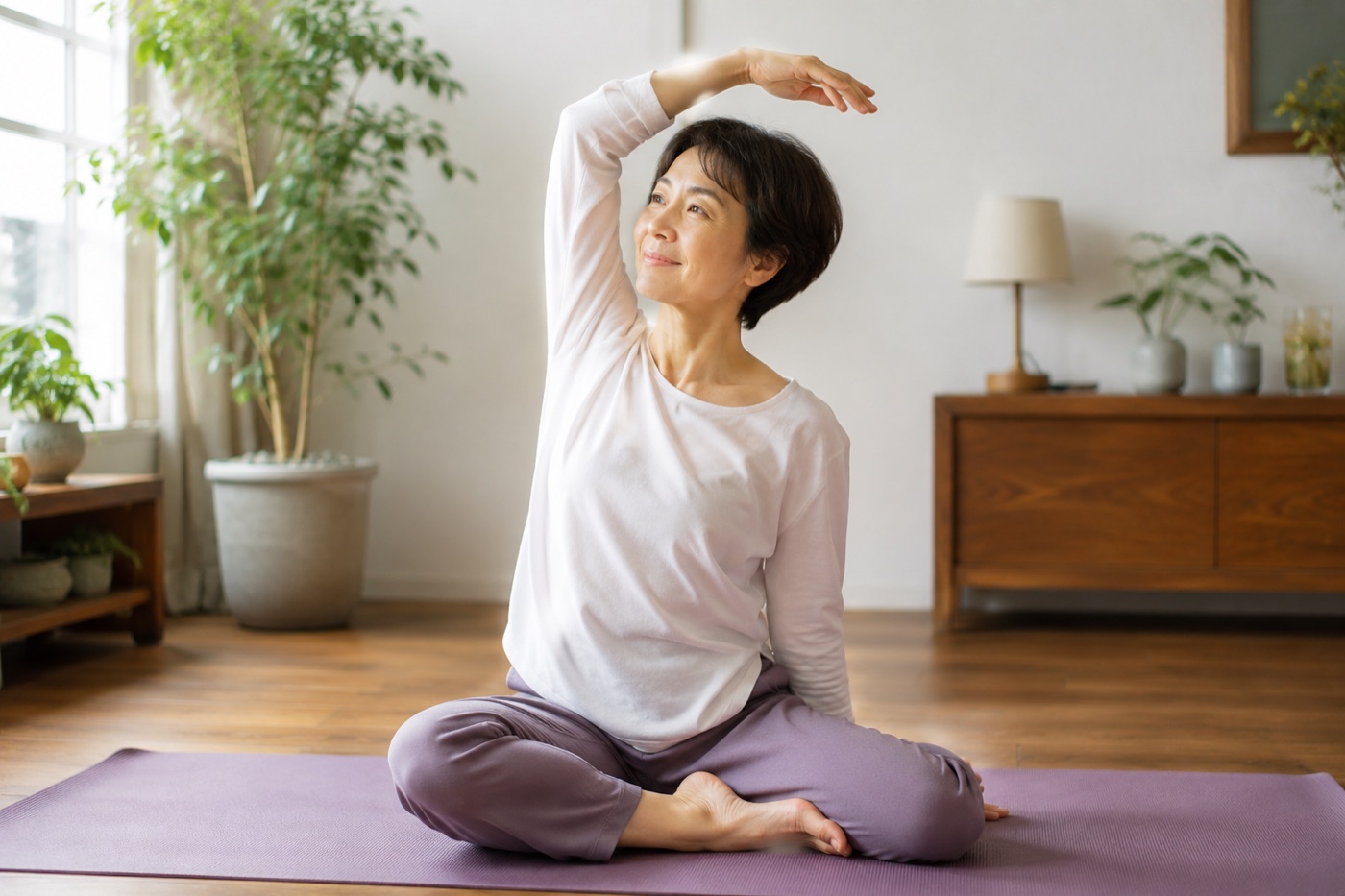 自宅のマットでゆったり体側を伸ばす50代の女性