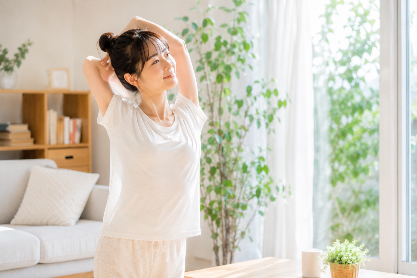 背すじを伸ばして外を歩く女性
