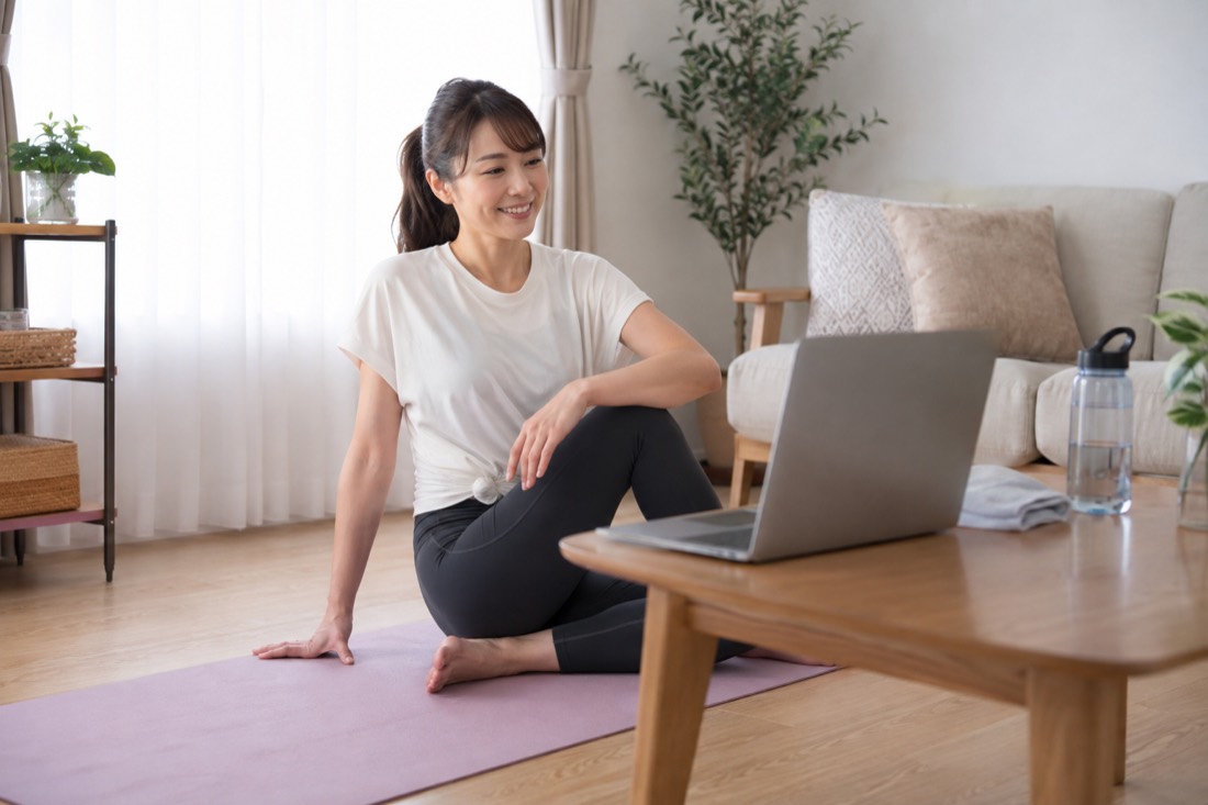 自宅でオンラインフィットネスを受ける様子