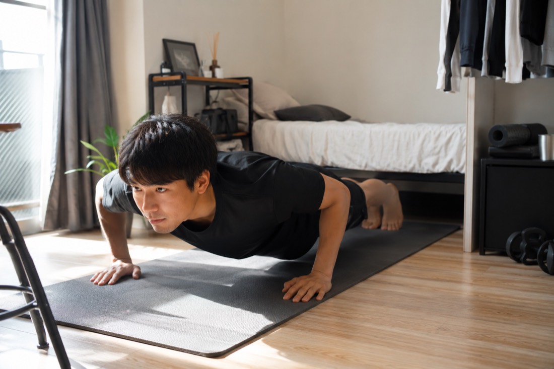 自宅の部屋で器具なし宅トレをする様子