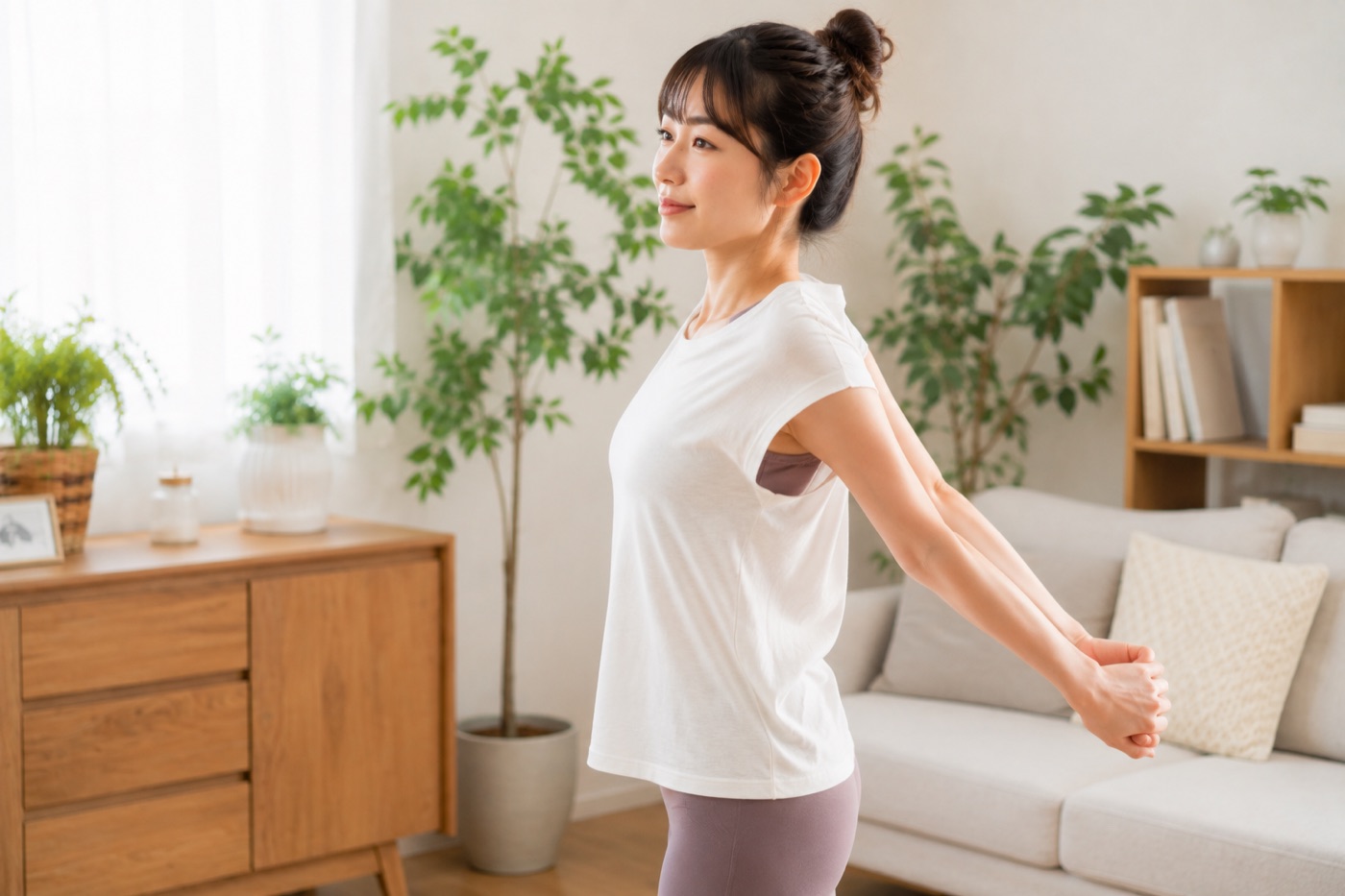 部屋で器具なしの運動をする様子