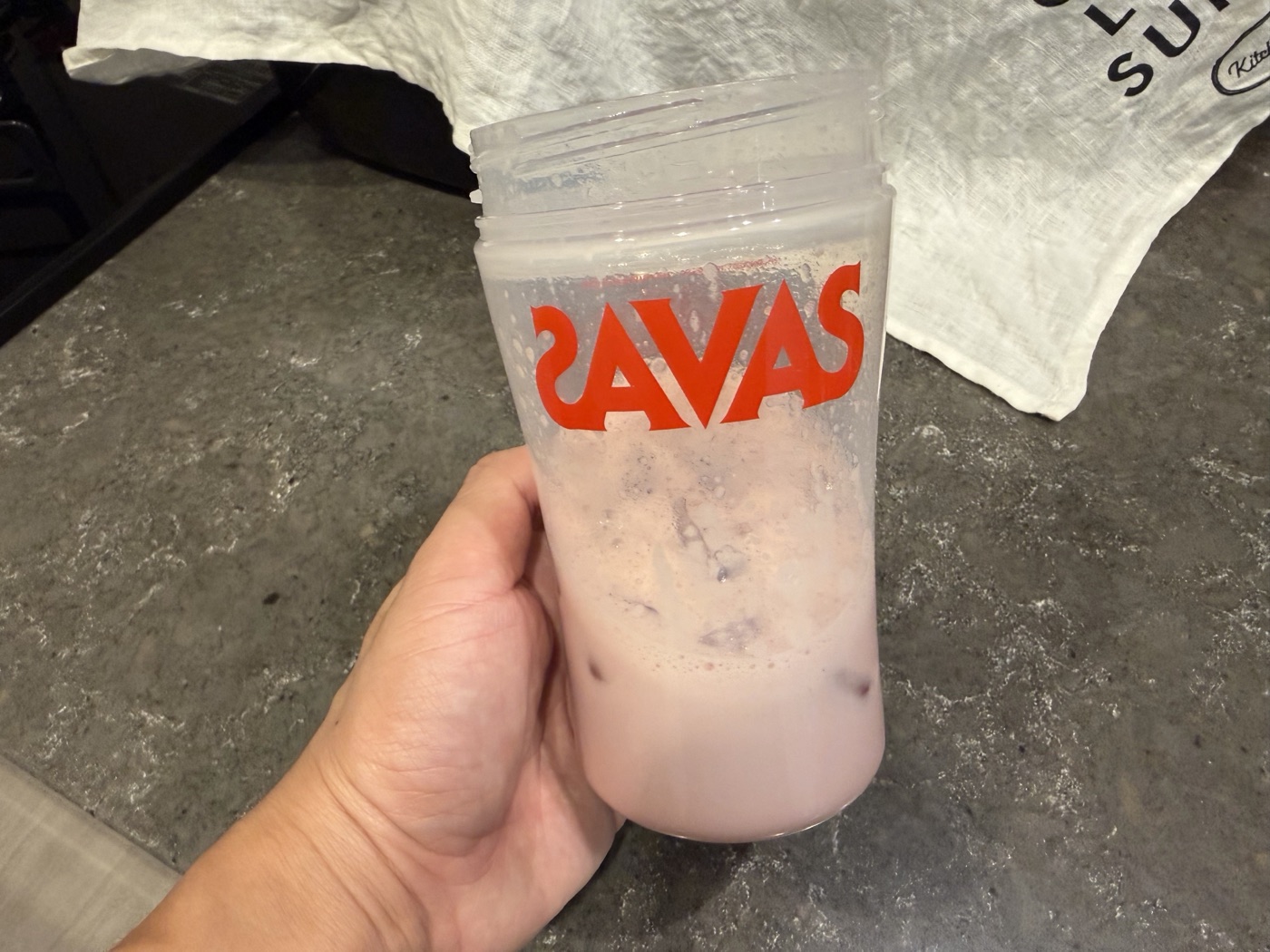 水と氷で溶かしたVITASプロテイン・ブルーベリーヨーグルト味