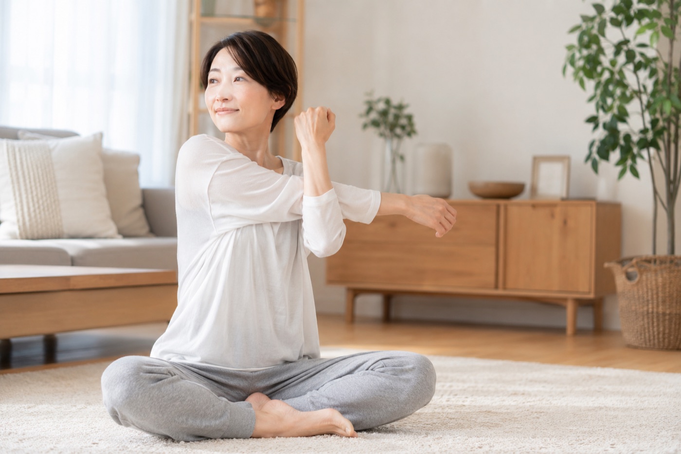 自宅で無理なくストレッチをする女性
